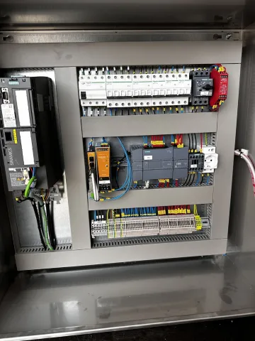 Programación de PLC: Desarrollo de programas para controladores lógicos programables (PLC) que gestionen las operaciones automáticas de la máquina.  Interfaz Hombre-Máquina (HMI): Creación de una interfaz gráfica que permita a los operadores controlar y monitorear la máquina.
